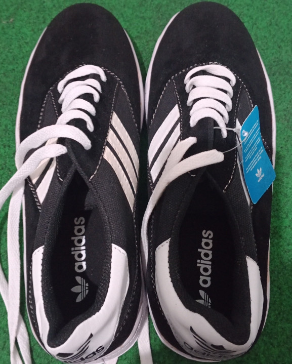 produk Sepatu pria merk Adidas